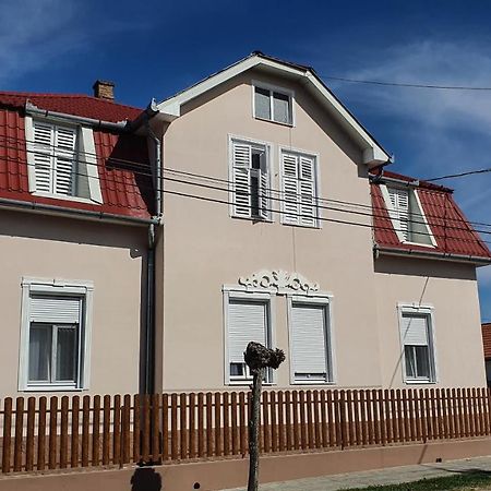 Villa Napsugar Балатонлелле Экстерьер фото