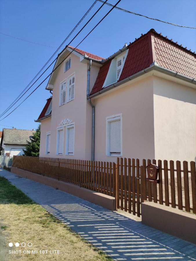 Villa Napsugar Балатонлелле Экстерьер фото